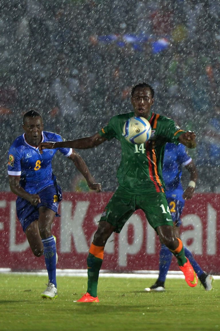 Zambia poolkaitsja Kondwani Mtonga (palliga) kohtumises Cape Verde vastu.