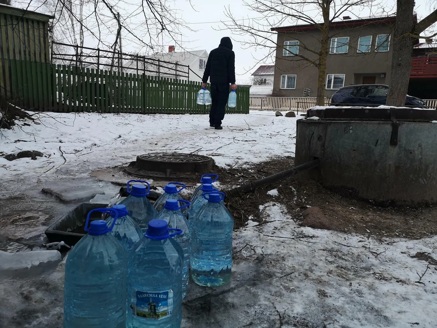 Lepa tänava arteesia kaevust varutakse joogivett suurte anumatega ja käijaid on pidevalt. Kes teab, see teab.