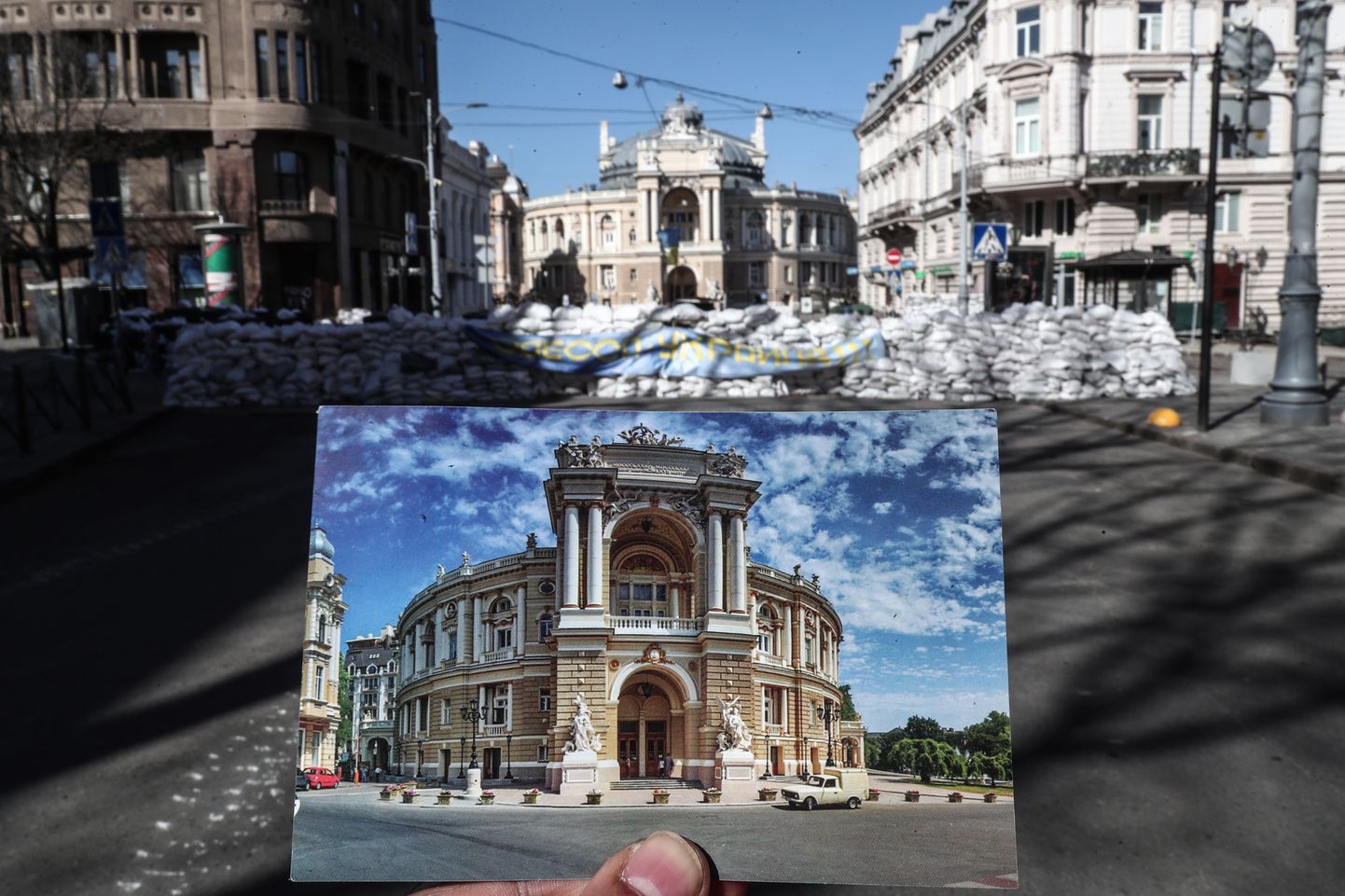 Фотография центра Одессы на фоне разрушений, созданных Россией