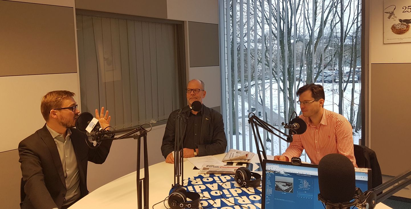 Tartu Postimehe peatoimetaja Rannar Raba, reporter Raimu Hanson ja Tartu kunstnike liidu juhatuse esimees Markus Toompere.