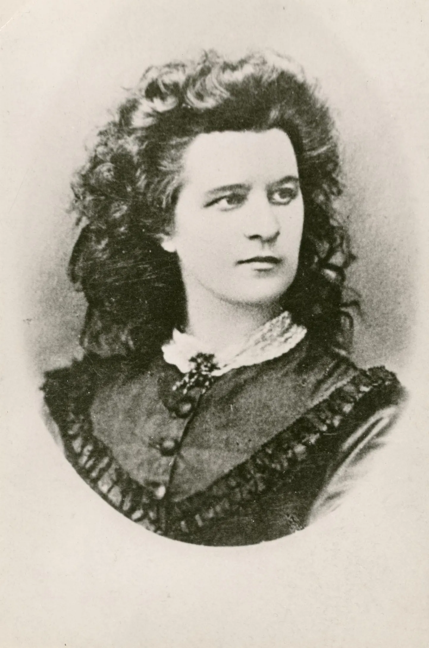 Poetess Lydia Koidula 175. sünniaastapäeva kontsertaktusel kõnelevad kirjandusteadlane Rein Veidemann, kirjanik Leelo Tungal ja helilooja Alo Põldmäe.