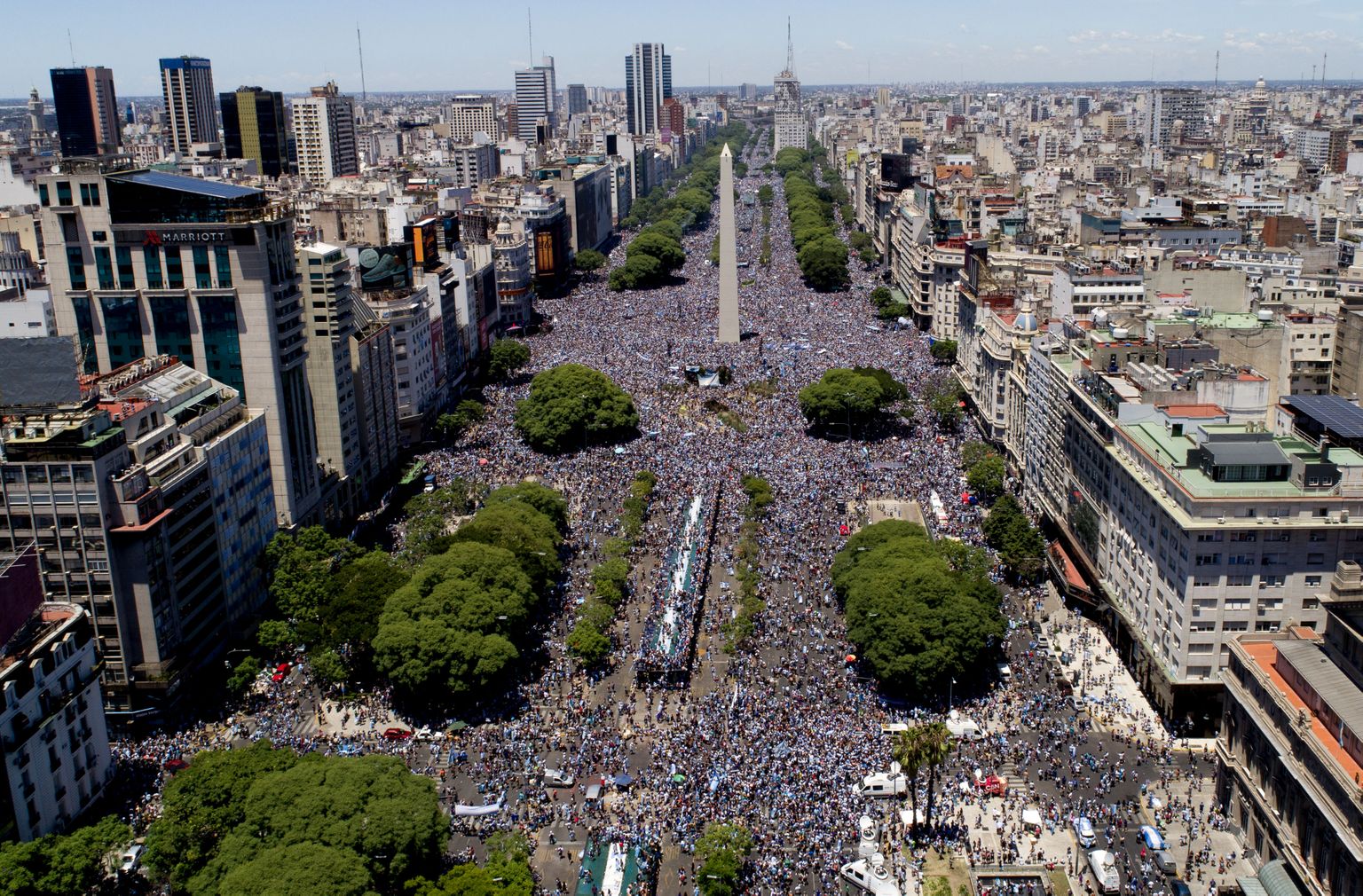 Поприветствовать свою сборную собралась огромная толпа. Буэнос-Айрес, 20 декабря 2022 года.