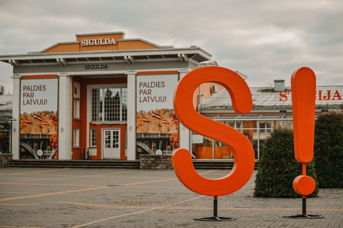 Siguldas dzelzceļa stacija un laukums