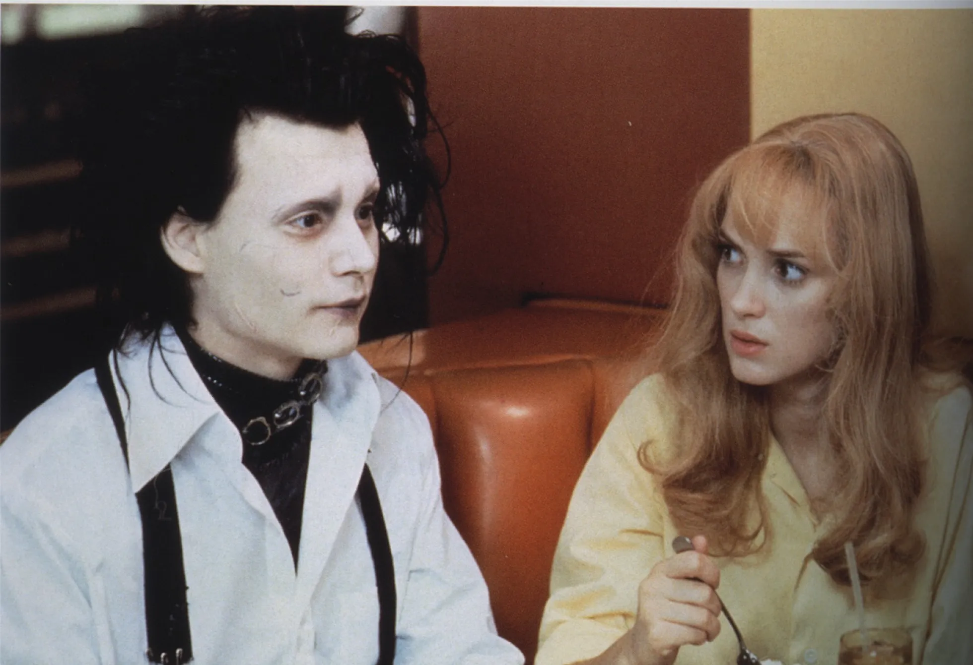 Kaader filmist «Edward Käärkäsi», kus peategelasi kehastasid Johnny Depp ja Winona Ryder. Lisaks tegelaskujudele, kes filmi lõpuks kokku said, astusid Depp ja Ryder samuti suhtesse.