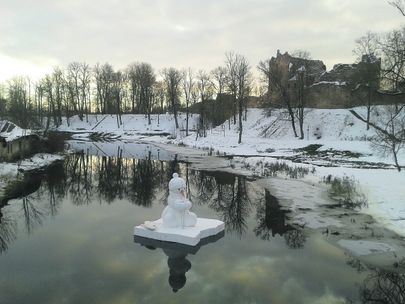 Üksik lumemees Dobelet läbival Berze jõel.