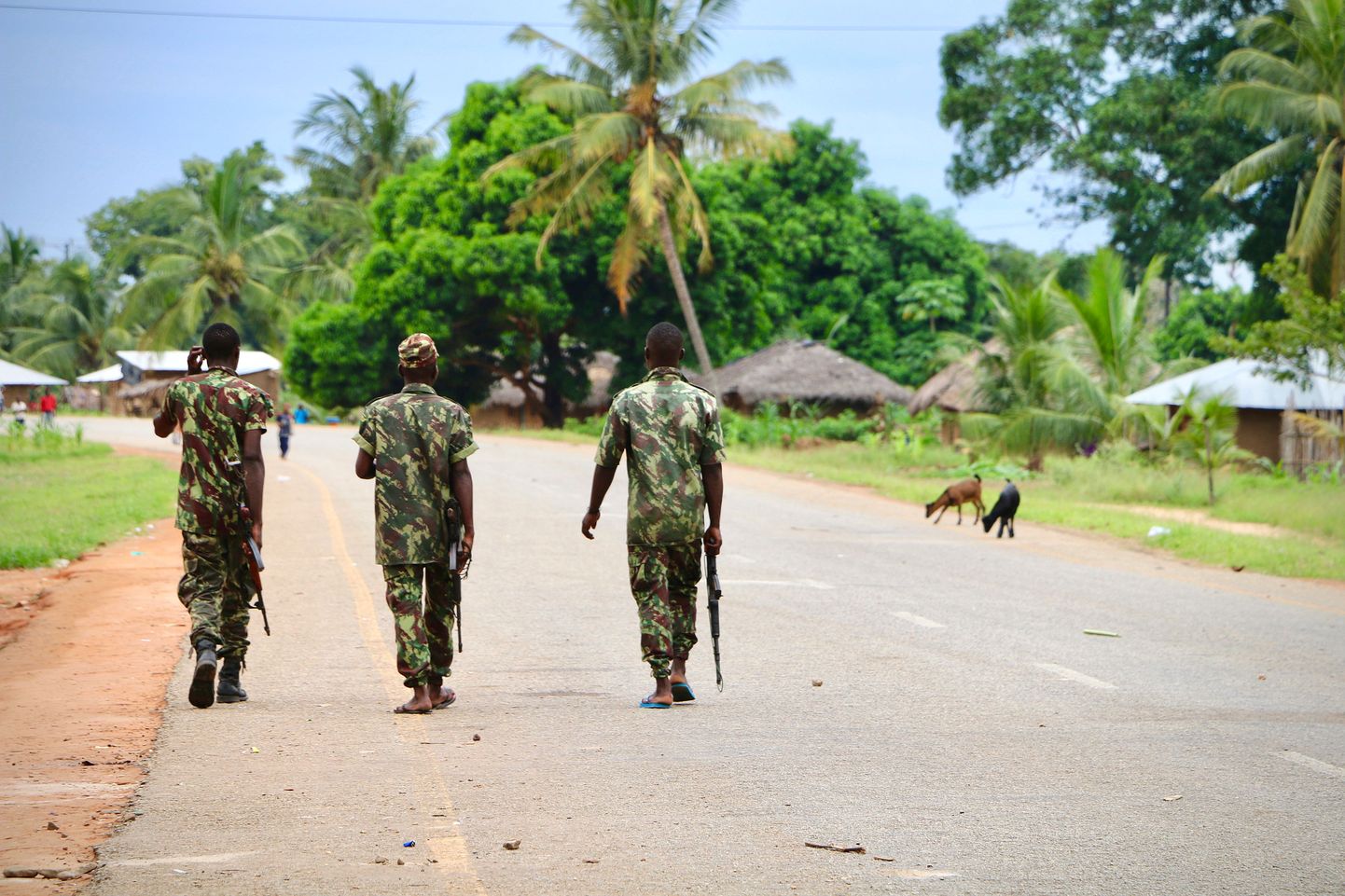 Mosambiigi sõdurid Mocimboa da Praia tänavatel patrullimas.