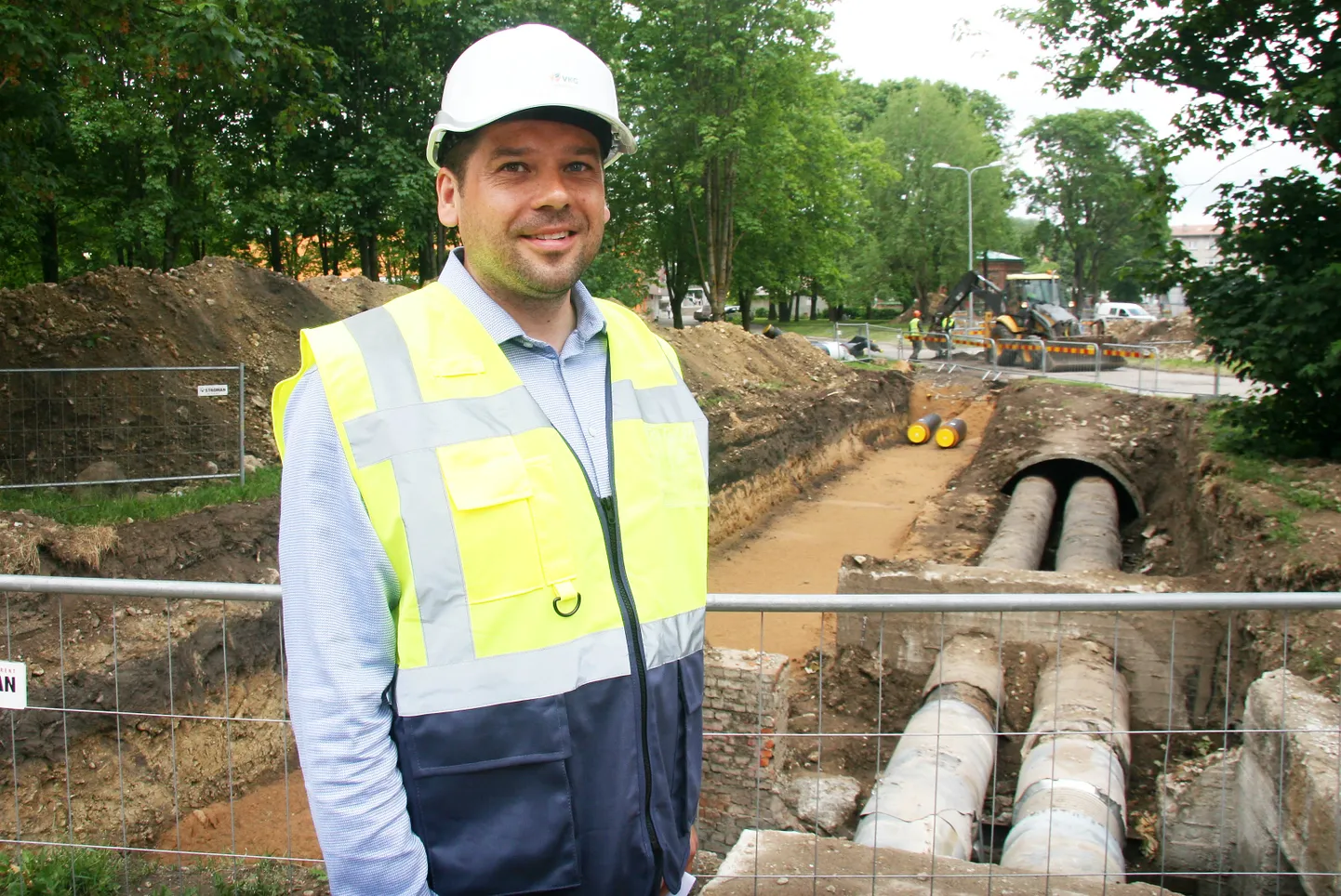 Andres Klaasmägi soojustorustiku lõigul, mis ristub riigiraudteega, mille all hakatakse esimest korda maa-aluse kanali abil torusid välja vahetama.