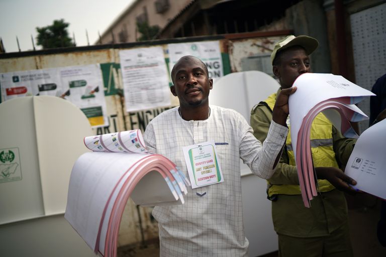 Nigeerian valimisametnik näitab inimestele Kadunas valimissedeleid.