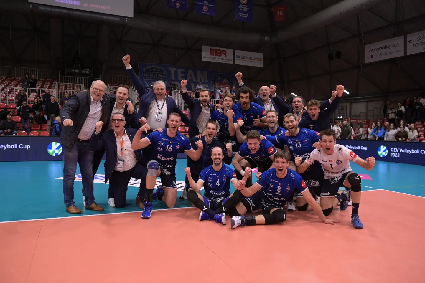 Märt Tammearu ja Roeselare Knack tähistamas eurosarjas finaali pääsemist.