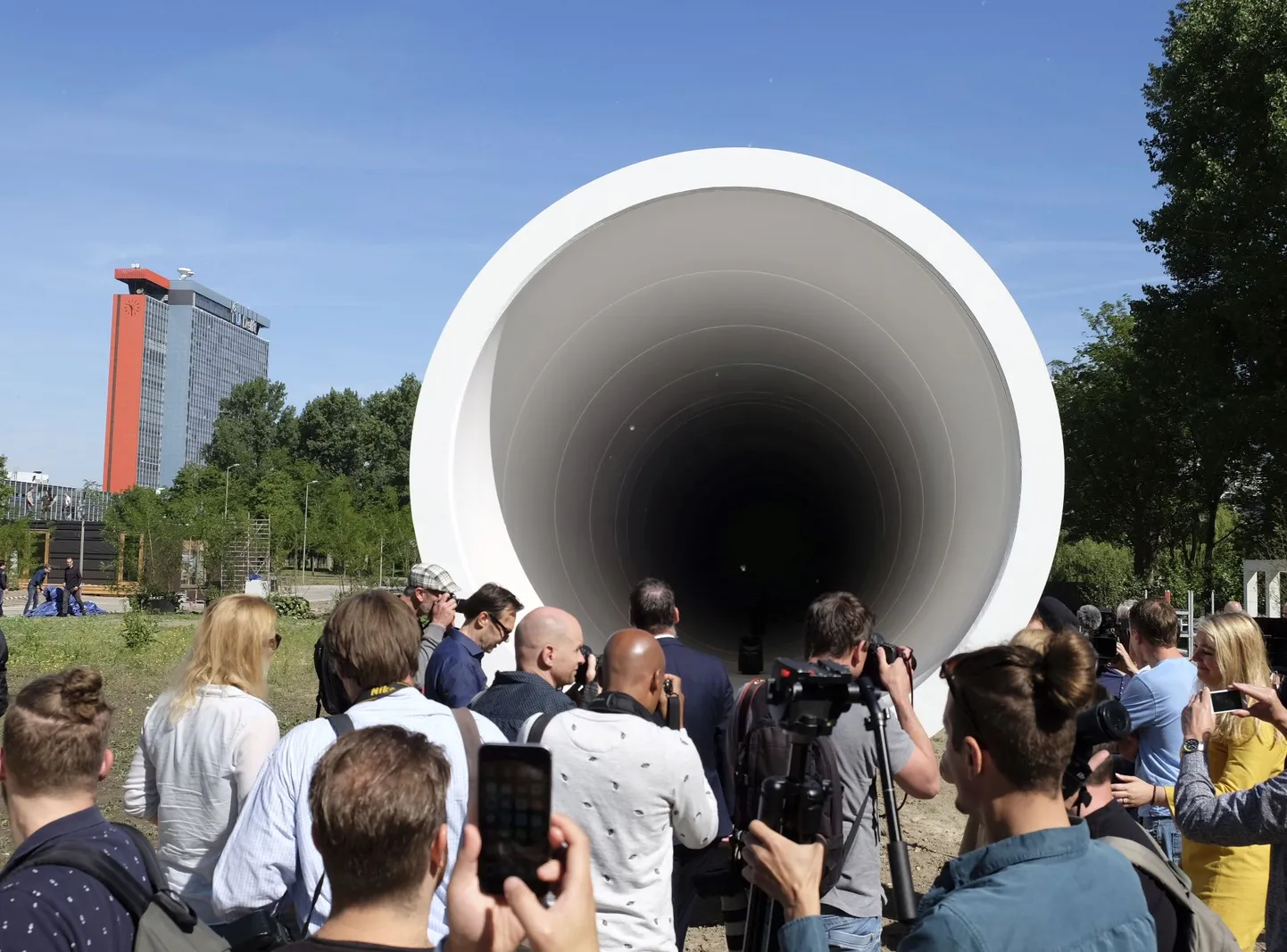 Inimesed täna Delfti ülikooli eest Hyperloobi katsetoru uudistamas.
