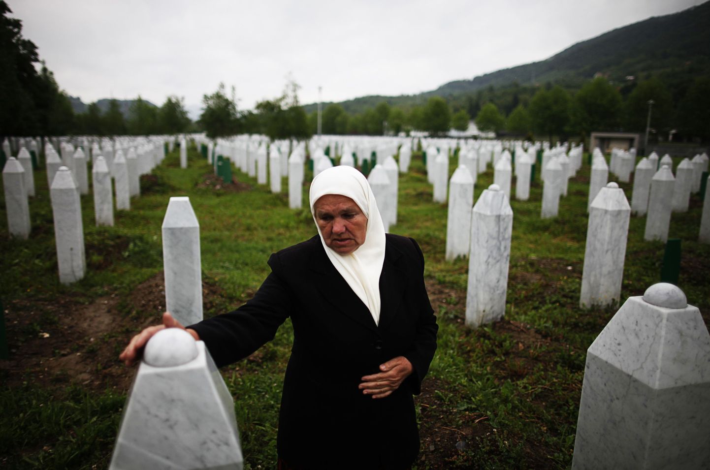 Naine Srebrenica veresauna ohvritele pühendatud Potocari memoriaali juures.