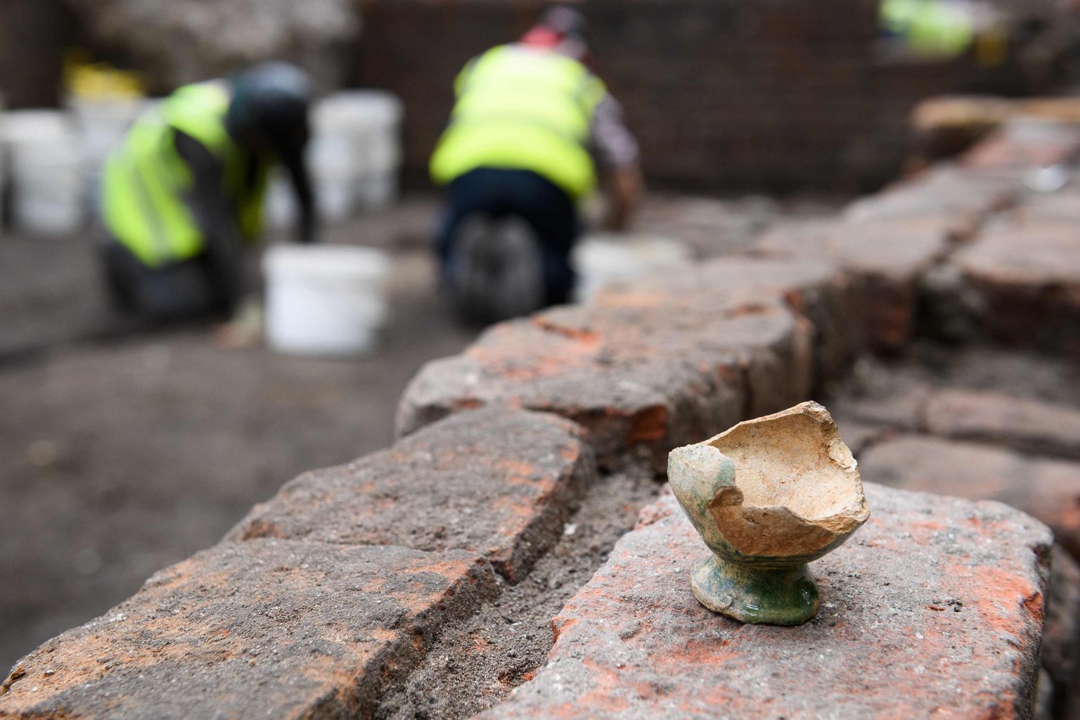 Arheoloogid Londonis väljakaevamistel