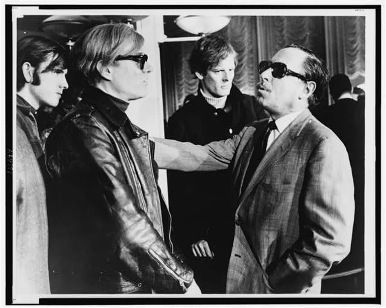 Andy Warhol (vasakul) ja kirjanik Tennessee Williams. Taustal Paul Morrissey.