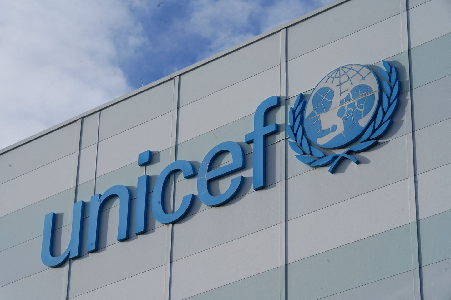 UNICEFi logo.