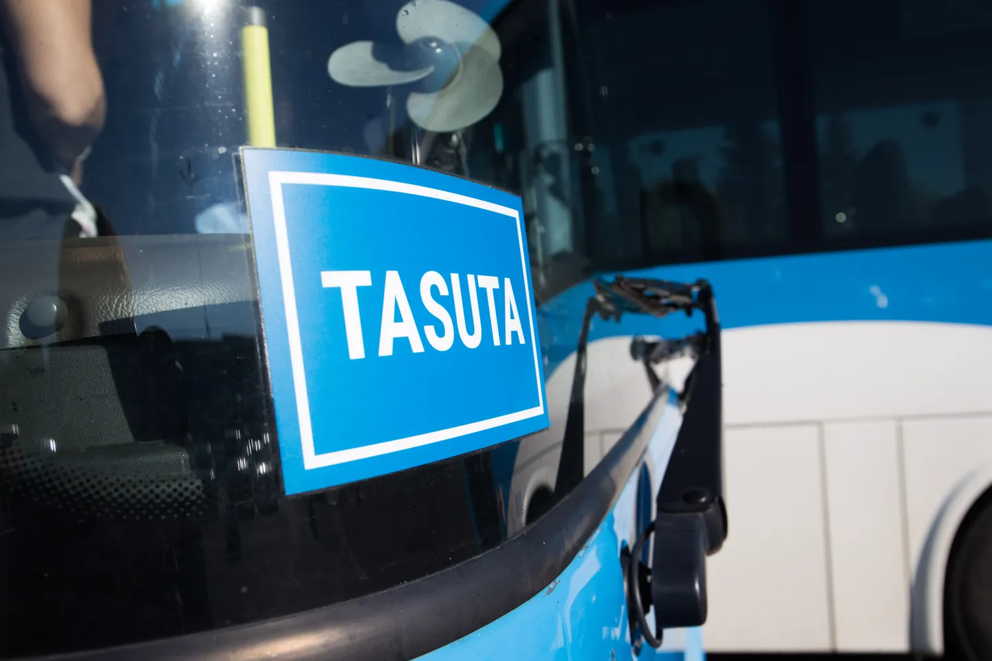 Pealinna mehed jäid Läänemaal tasuta bussisõidu korraldamisel hätta.