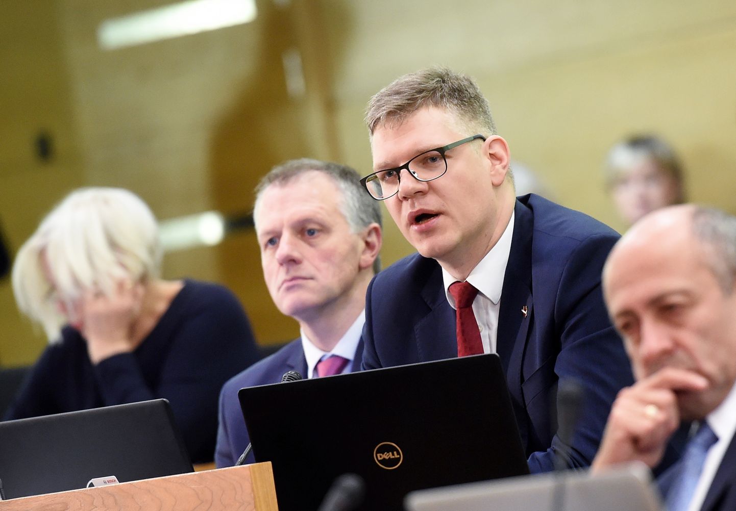 Deputāti Olafs Pulks (no kreisās) un Vilnis Ķirsis piedalās Rīgas domes sēdē, kurā lemj par pašvaldības 2018.gada budžetu.