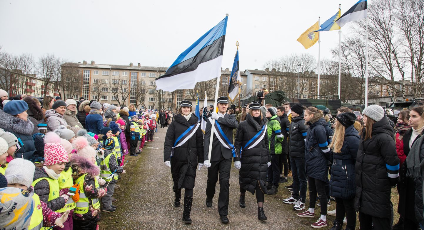 Naabriteks olevad Kohtla-Järve gümnaasium ja Slaavi põhikool tähistasid koos Eesti sünnipäeva ka 2020. aastal.