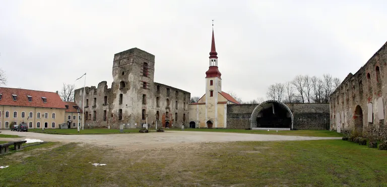 Põltsamaa loss ja kirik / ELMO RIIG/SAKALA