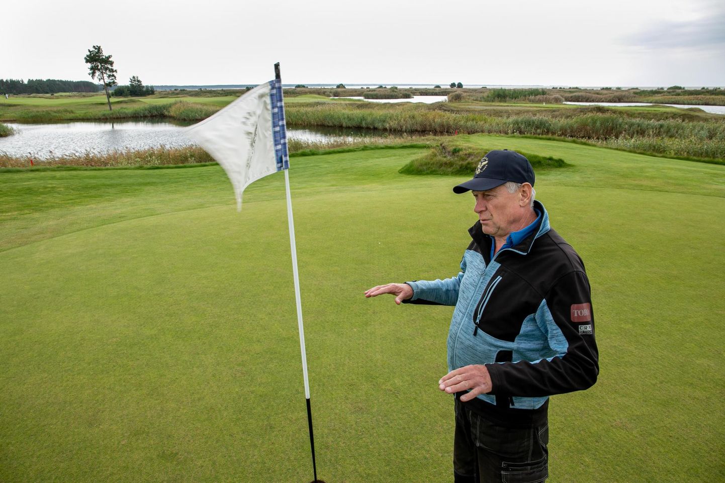 Väljakumeister Andrus Sepa kinnitas, et mereäärne tuuline mängumaa võlub golfareid isegi kaugelt siia sõitma.