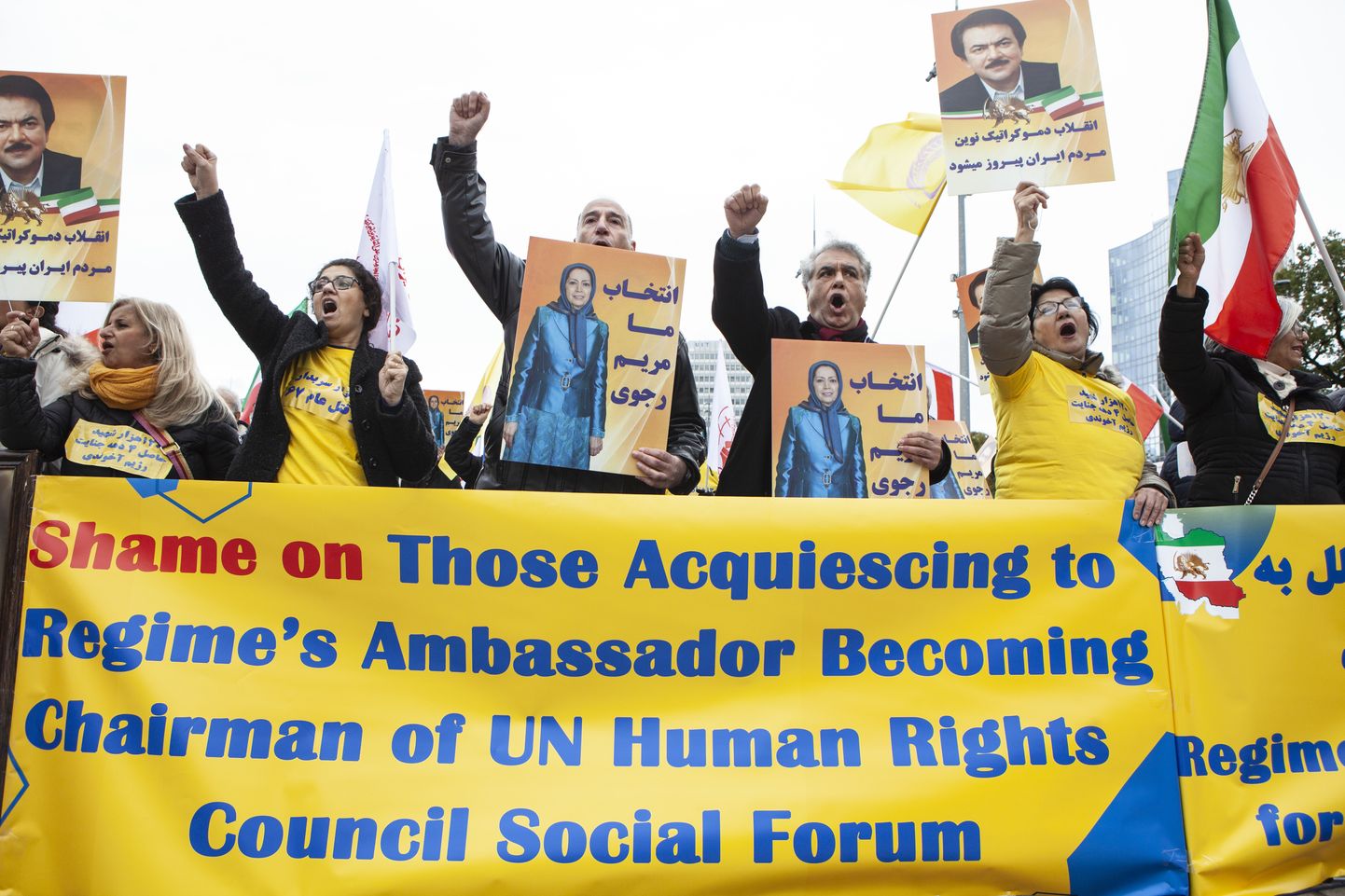 Protestijad Genfis näitamas oma vastuseisu Iraani saamisele ÜRO inimõiguste nõukogu eesistujaks.