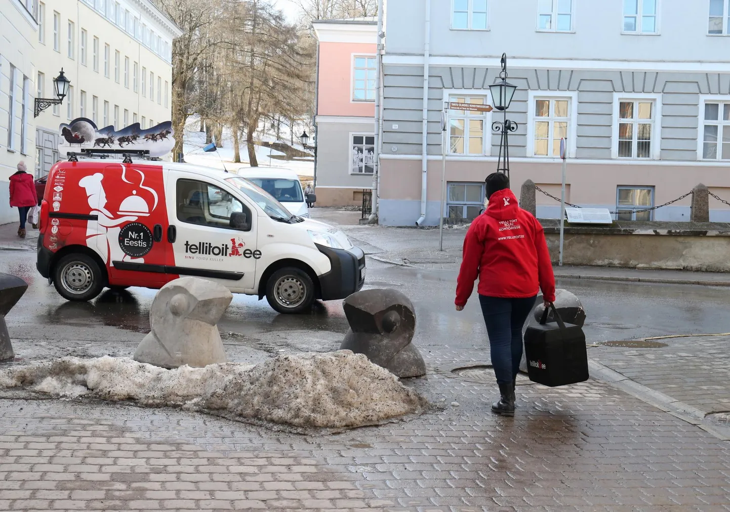 Tipptunnil sõidab Tartus 18 tellitoit.ee kulleriautot. Tellimuste süsteemi arvutiprogrammi püütakse pidevalt täiendada.