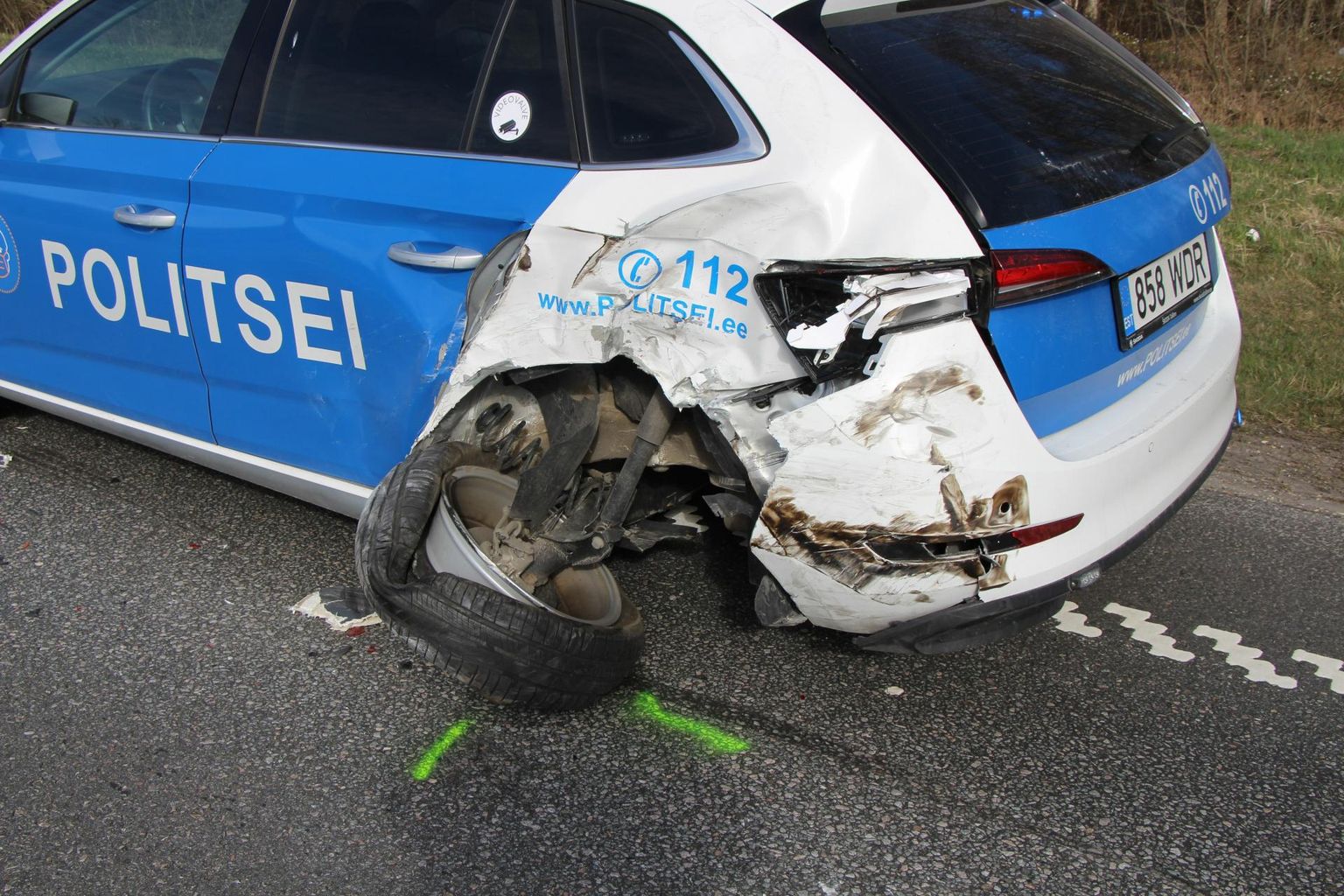 Veoauto sõitis sisse politseiautole.