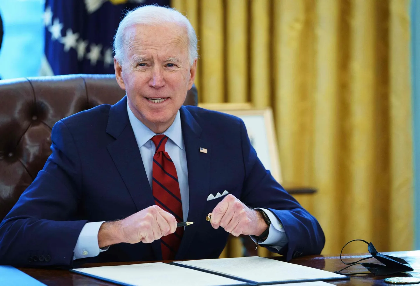 US President Joe Biden prepares to sign executive orders on affordable healthcare in the Oval Office of the White House in Washington, DC, on January 28, 2021. - The orders include reopening enrollment in the federal Affordable Care Act. (Photo by MANDEL NGAN/AFP) FOTO: Mandel Ngan/afp