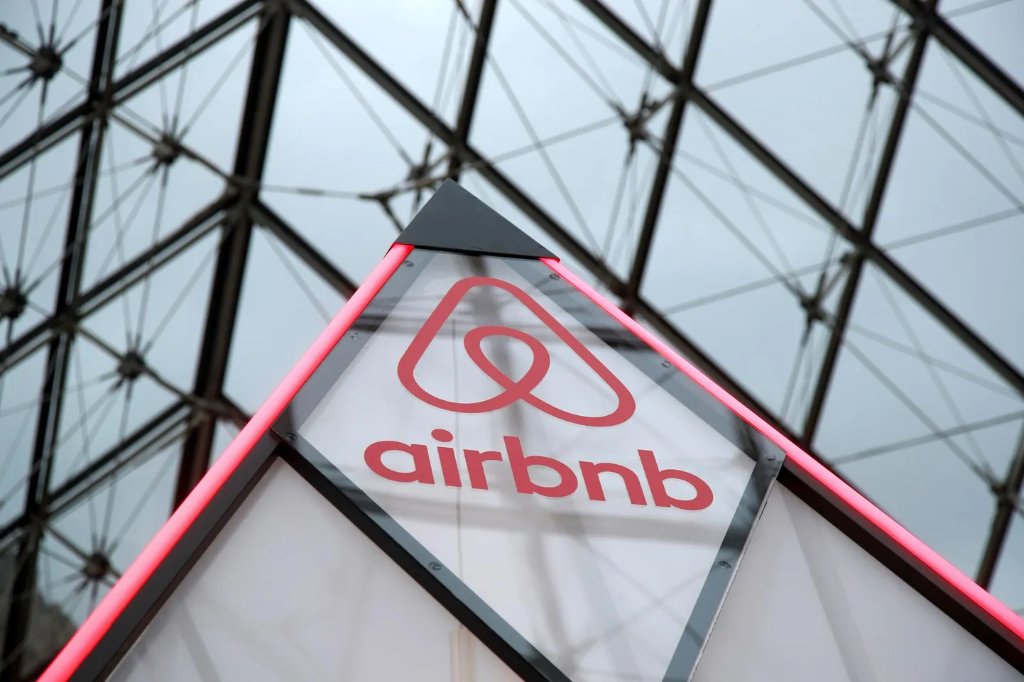 Airbnb logo väikesel püramiidil Louvre’i juures asuva klaaspüramiidi all.