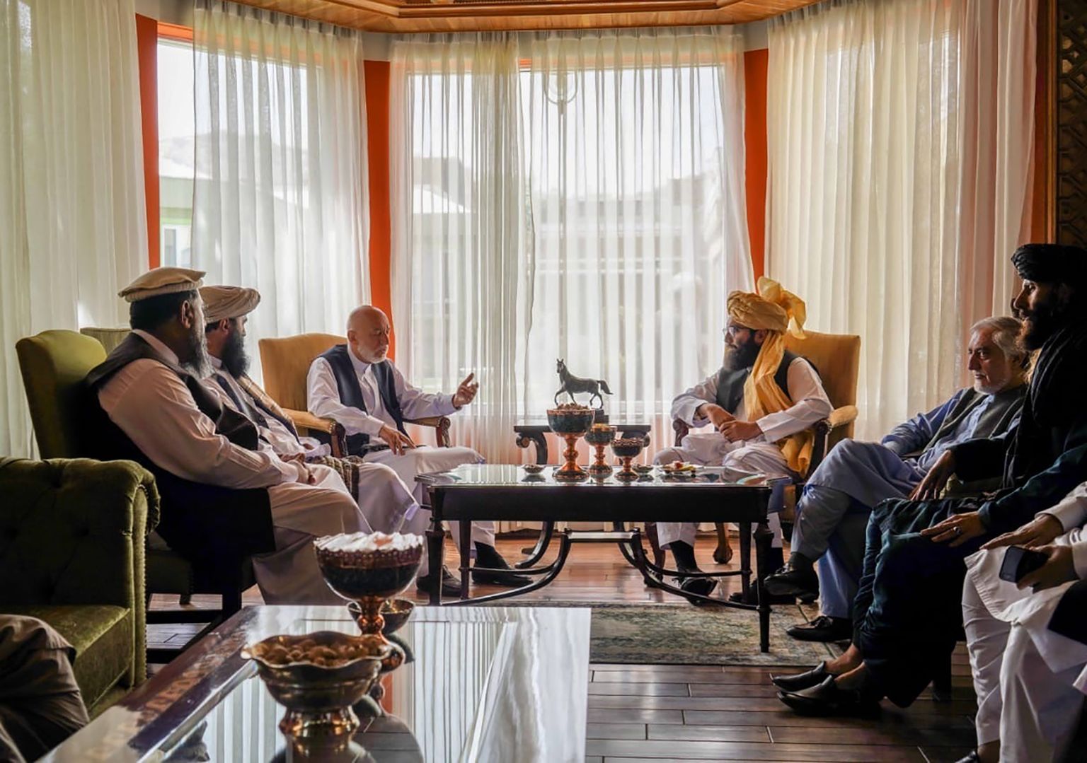 Встреча членов Руководящего совета Хамиды Карзай, Абдуллы Абдулласа и Анаса Хакани с делегацией талибов. 18 августа 2021 г.