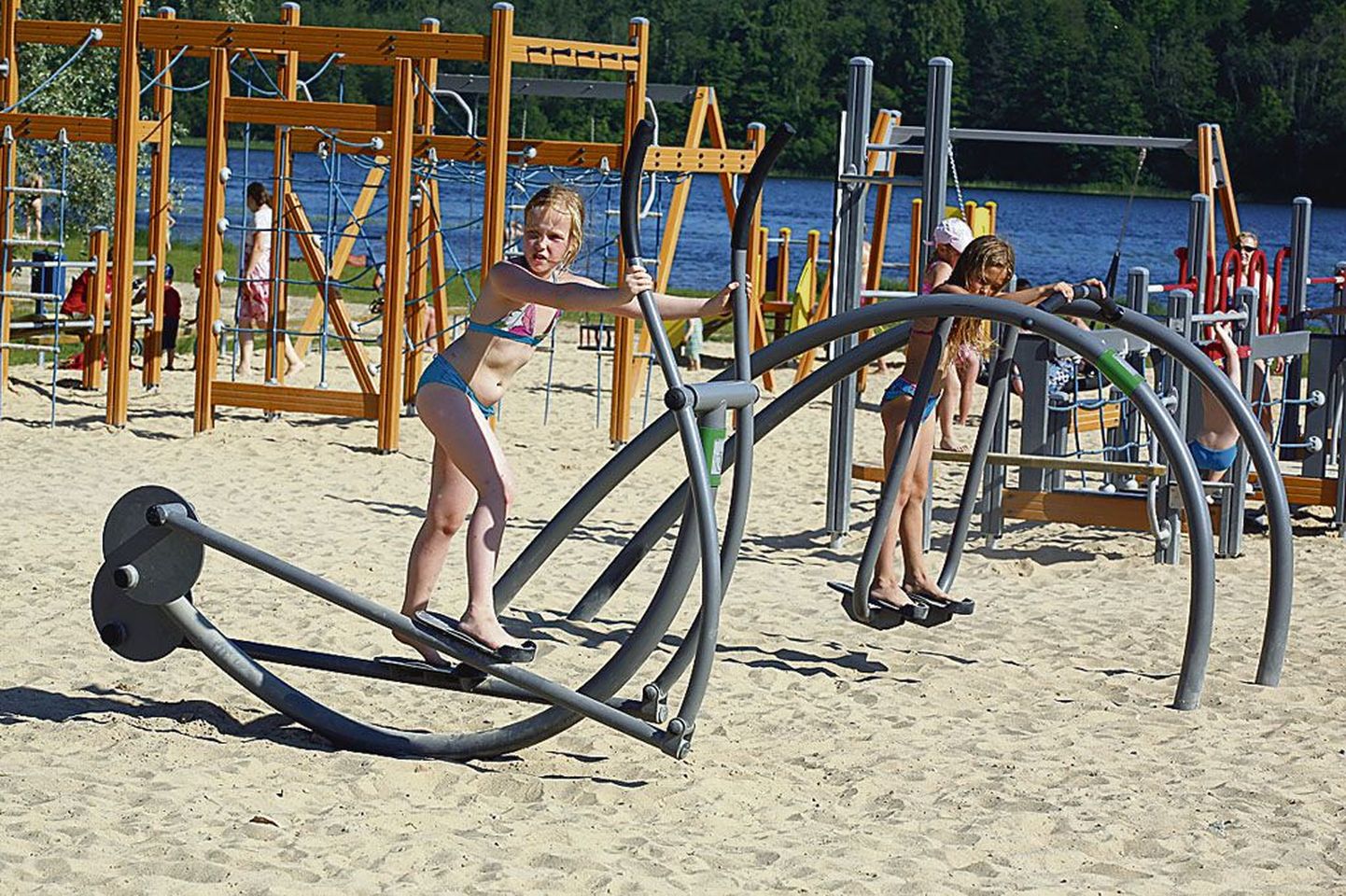Väidetavalt on Viljandi järve ääres alles paar nädalat tagasi avatud laste mänguväljak Eesti suurim. 1,9 miljonit krooni maksma läinud atraktsioonide pargi populaarseim on trossi pidi sõitmine ehk Tarzani rada. Selle juures ei lõpe järjekord kunagi.