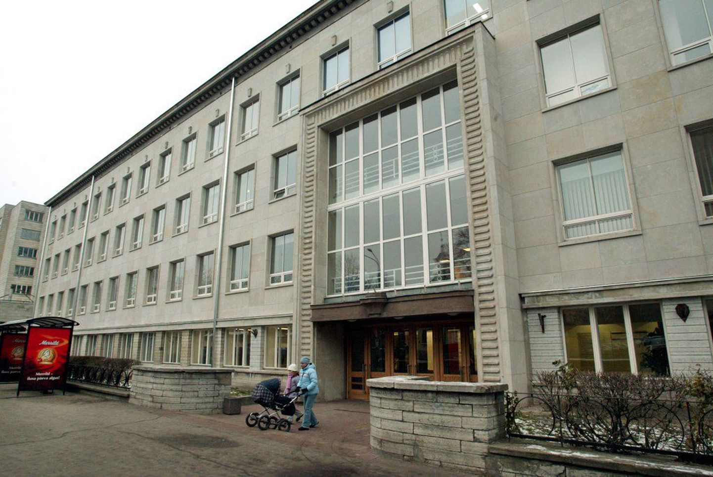 Tallinna ülikooli peahoone Narva maantee ääres.