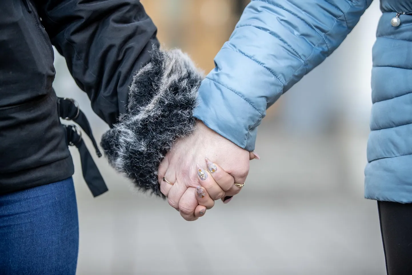 Aastaid elatise maksmisest hoidunud isa surm pani tütre ja teda üksi kasvatava ema kahe halva valiku ette, mille nad hindavad karjuvat ebaõiglust põhjustavaks seaduseauguks.