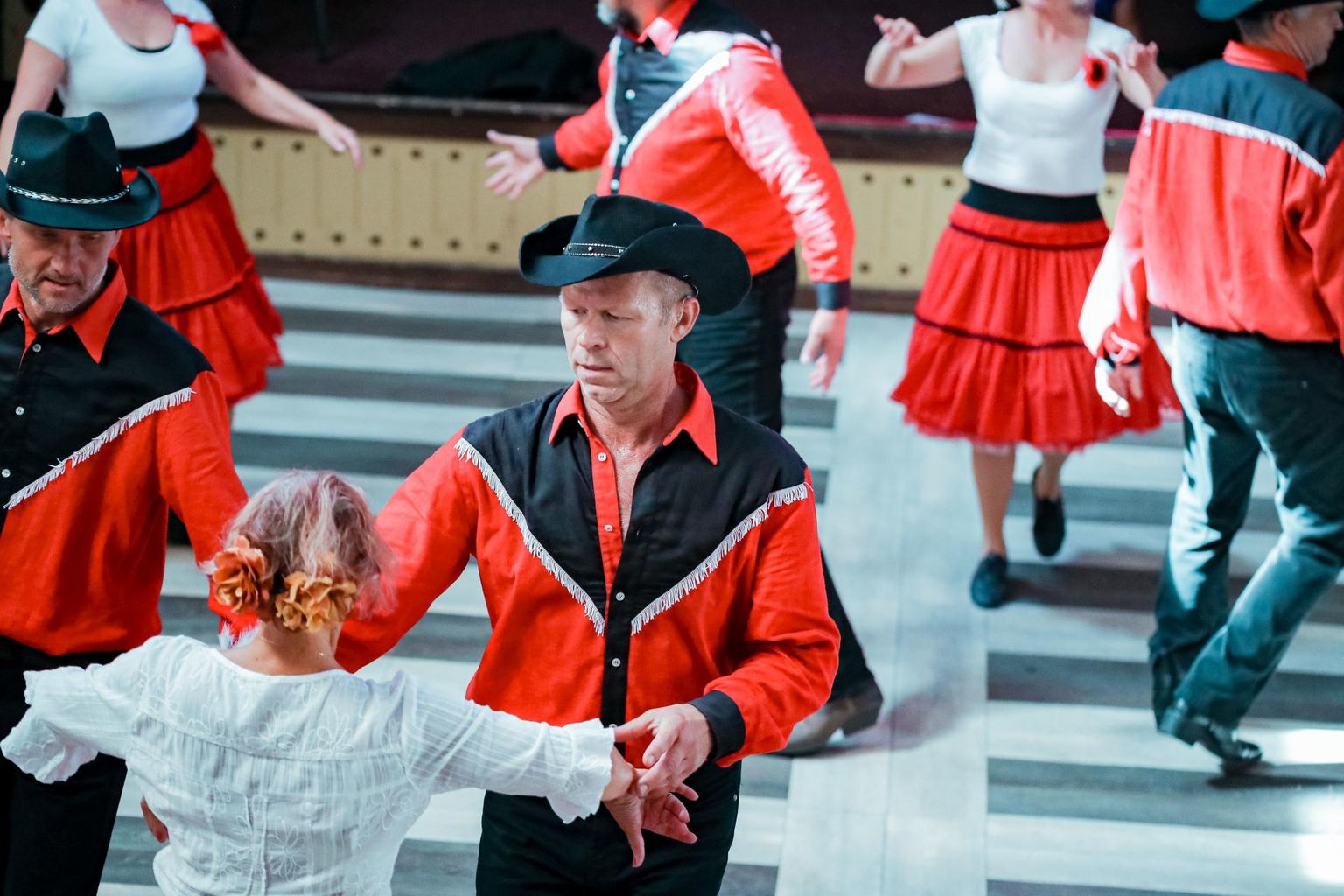 Täna tähistas kümnendat tegutsemisaastat Eesti vaegkuuljate ühingu tantsutrupp Kõku.