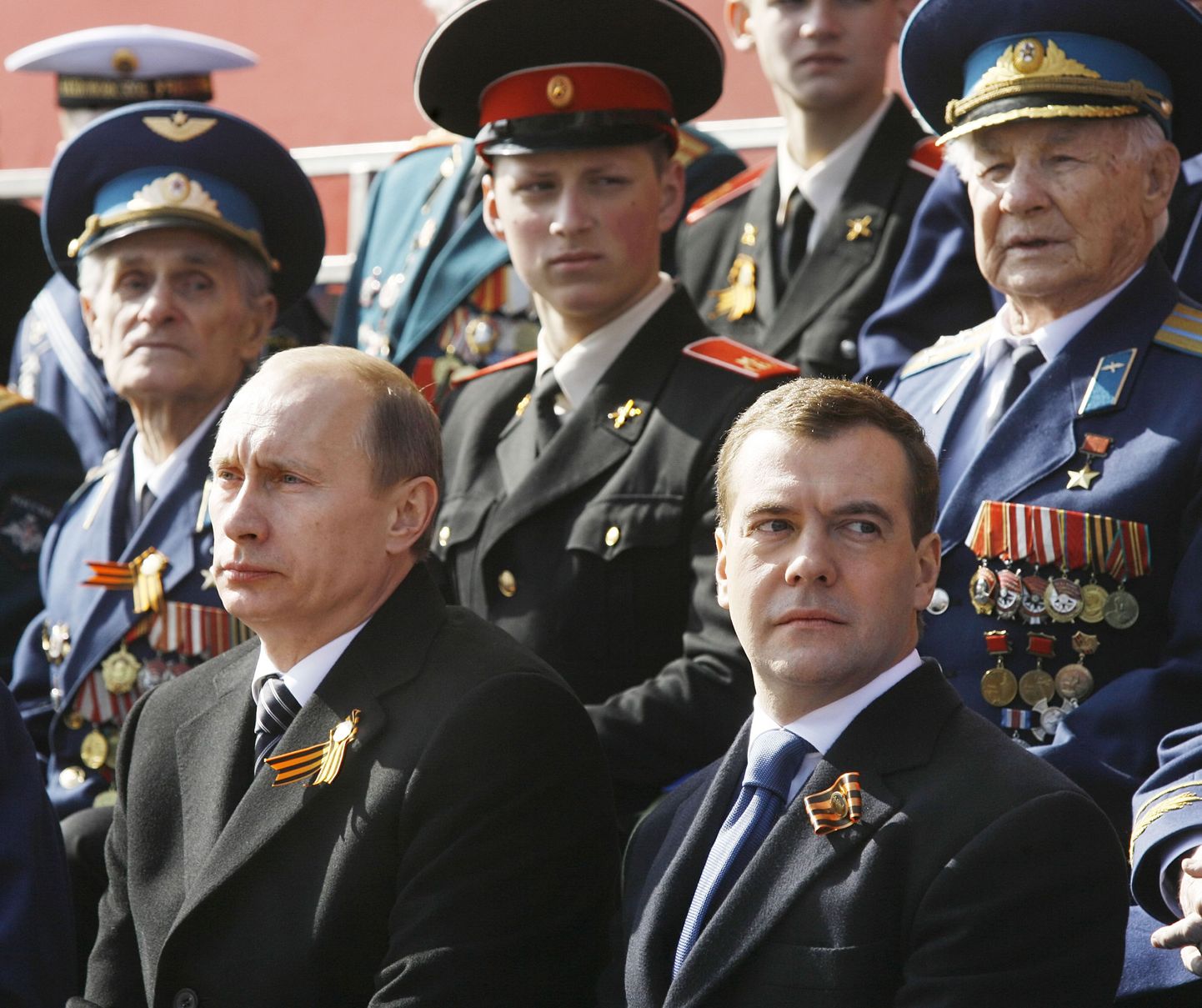 Vladimir Putin koos Dmitri Medvedevi ja sõjaveteranidega