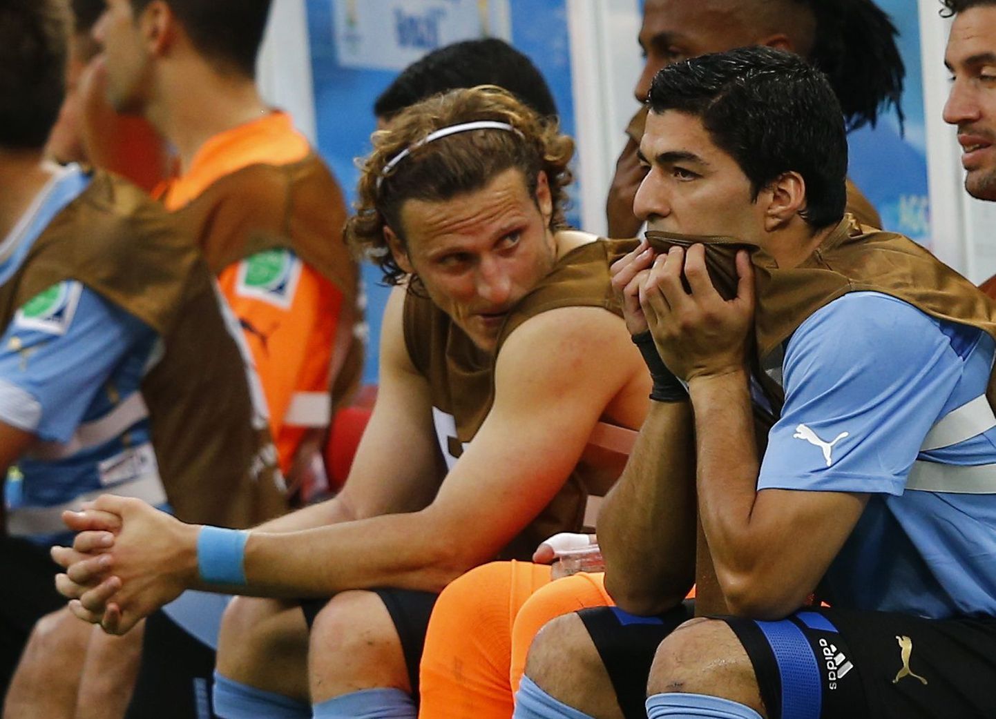 Näri või vesti: Uruguay supertähed Luis Suarez (paremal) ja Diego Forlan jäid armastatud maiusest ilma.