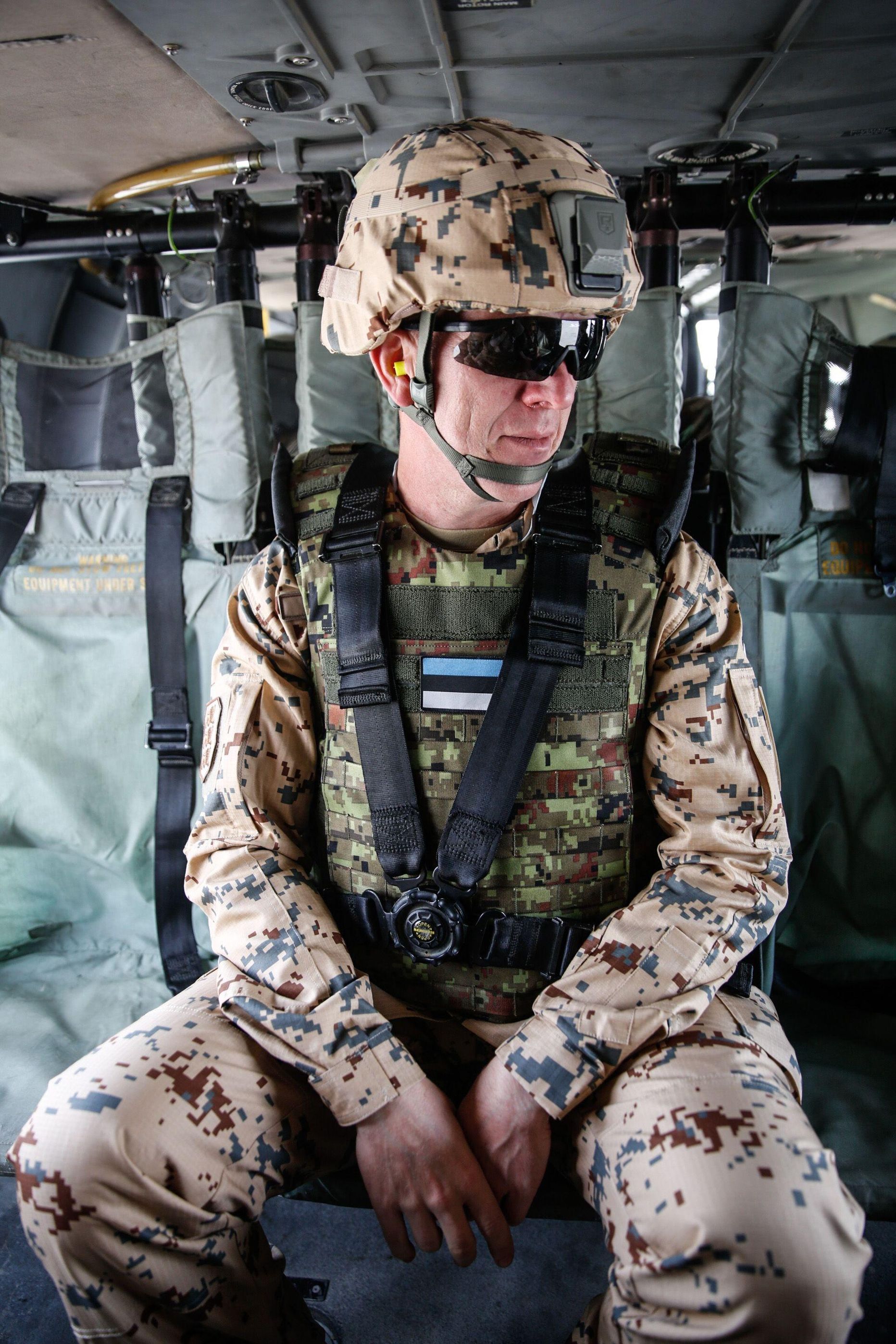 Kindralmajor Martin Herem ameeriklaste Black Hawki kopteris teel Kabuli õhuväebaasist NATO missiooni Resolute Support peakorteri juurde. FOTO: Mariann Sudakov