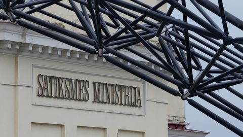 Algas starp tiem pašiem amatiem ministrijās atšķiras pat trīskārt, šķetina raidījums