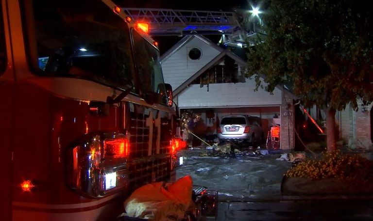 Tuletõrjujad Californias Fresnos leeklambi abil süüdatud maja kustutamas
