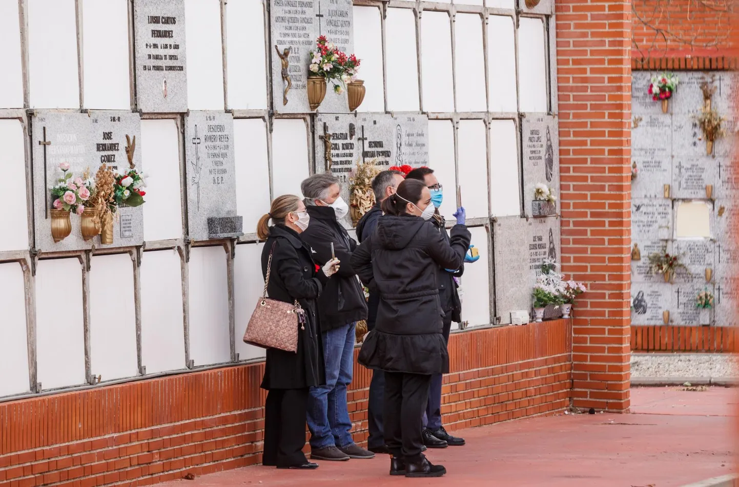 Matuselised eile Madridi surnuaias. Viimase ööpäevaga võttis koroonaviirus Hispaanias 462 inimese elu ehk 27 protsenti enam kui kõigest ööpäev varem.