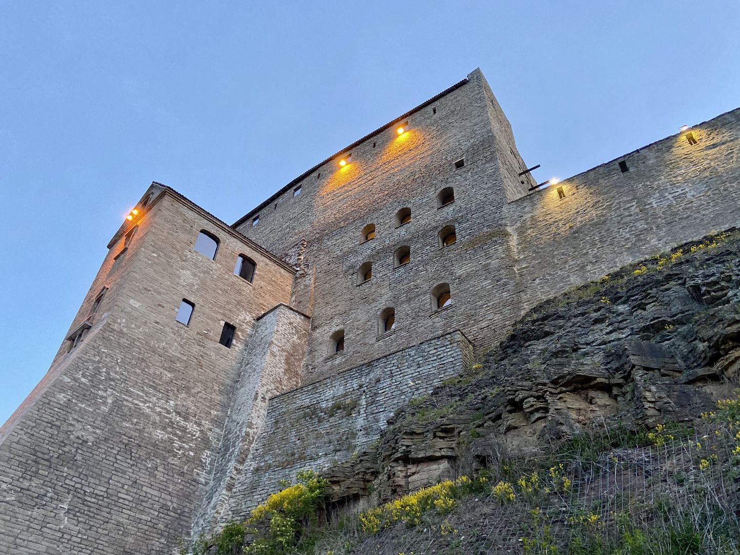 Внешние стены и колодезная башня восточного флигеля Нарвского замка, куда впервые попадут посетители, чтобы ознакомиться с новой постоянной экспозицией.