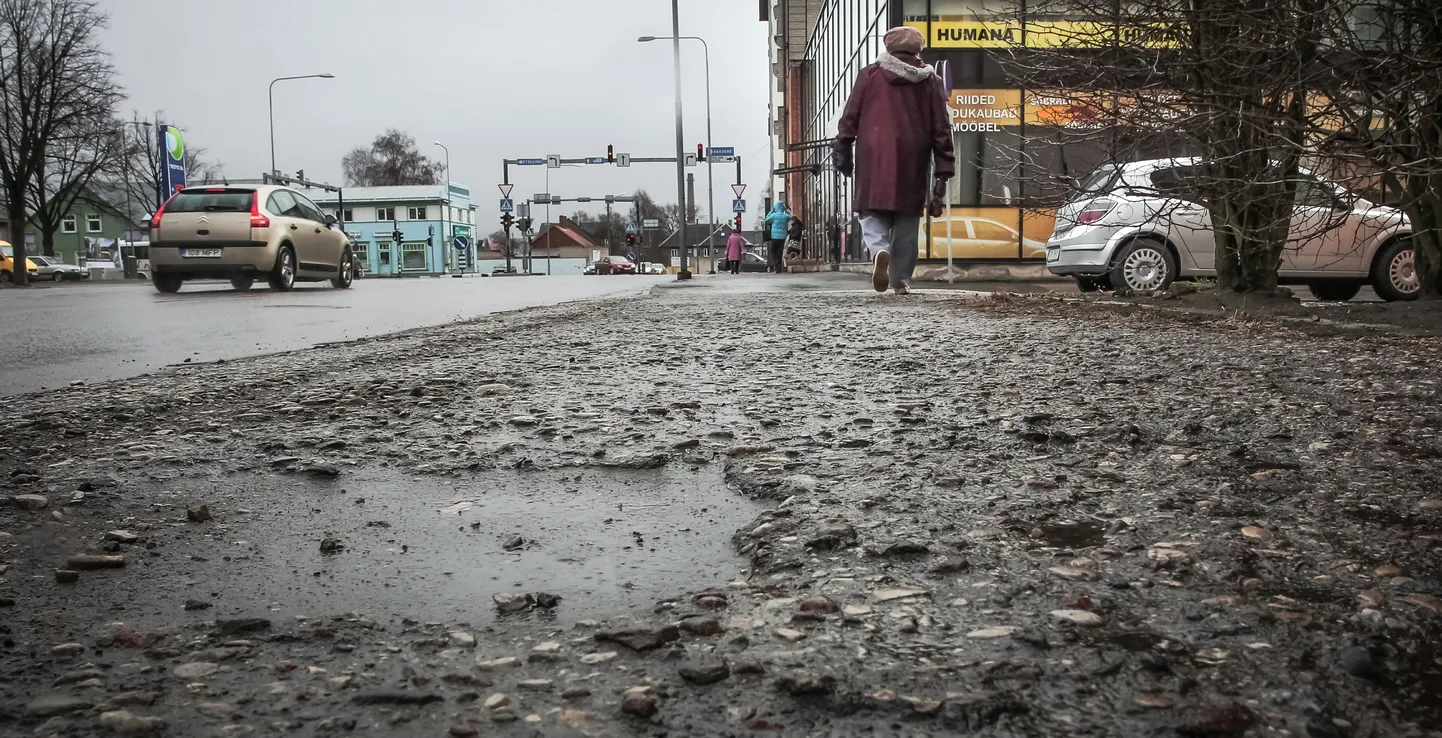 Kõnniteed, mis olid katkised, on valdavalt samas seisus praegugi.