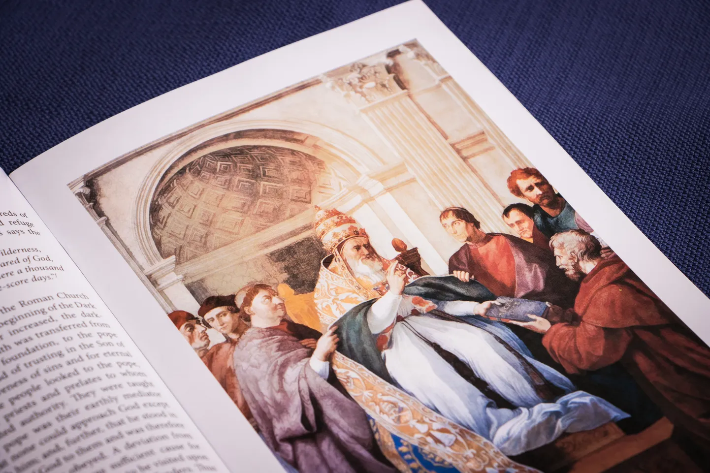 Illustratsioon Vatikanist rääkivast raamatust. Pildil paavst Gregorius IX (sündis 1145 ja 1170 vahel, suri 1241) oma jüngrite keskel.
