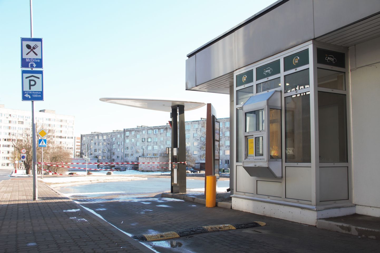 Ресторан McDonalds в Нарве закрыли на карантин после того, как у одного из сотрудников был обнаружен коронавирус.