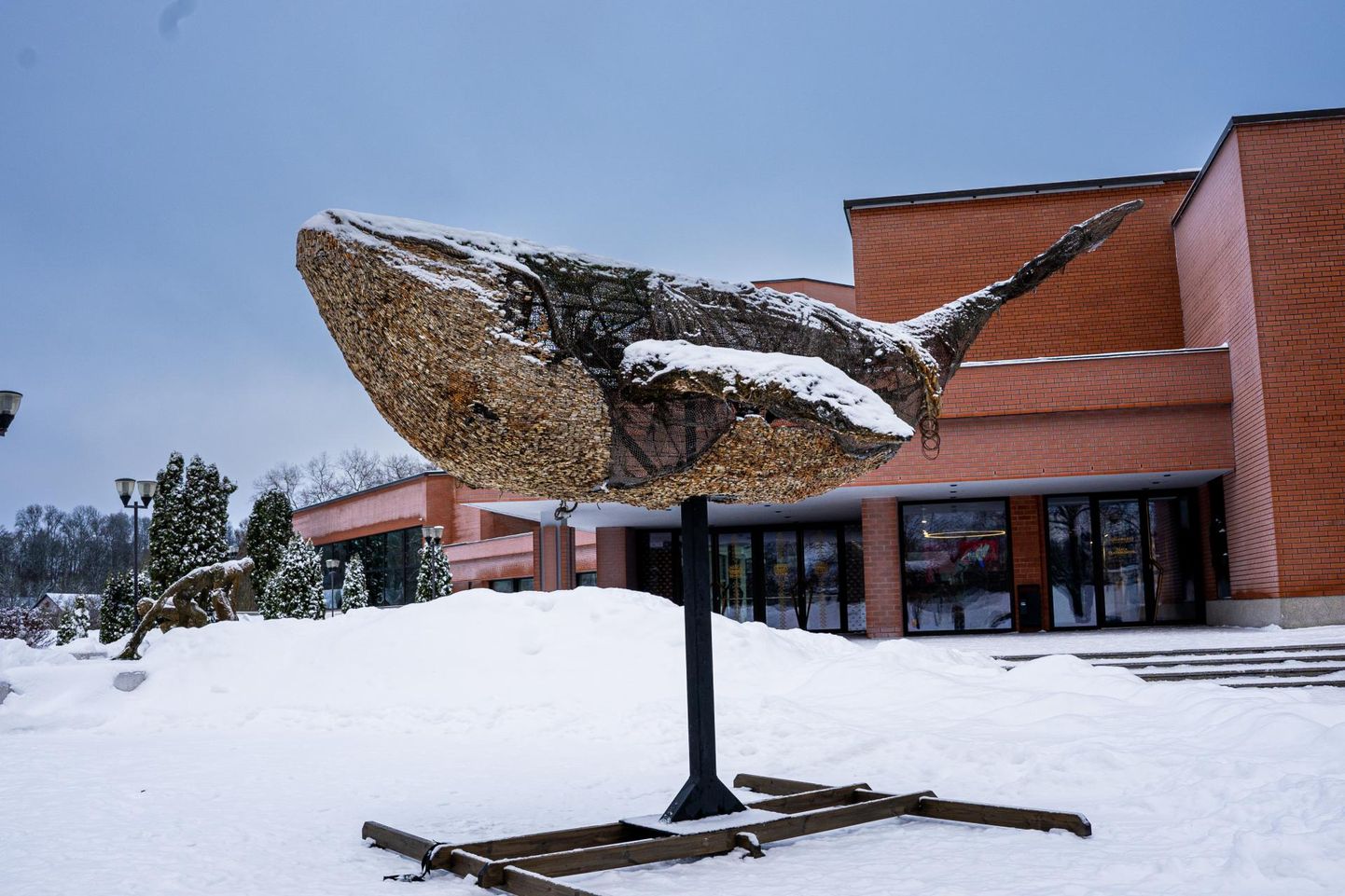 Eksponaat "Usalda vaala". Selle on Ines-Issa Villido valmistanud enam kui 30 000 suitsukonist. Foto on tehtud Viljandis Ugala teatri ees. Sealt tuuakse suitsukonivaal Rakvere spordikeskuse ette.