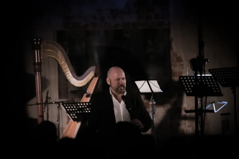 Festivalil Hingede öö 2020, tervitamas publikut Ardo Ran Varrese autorikontserdi eel.