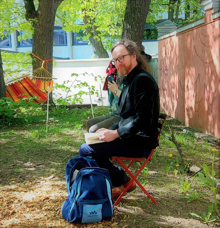 Tänavuse Prima Vista patroon Mehis Heinsaar kirjandusmaja aias.