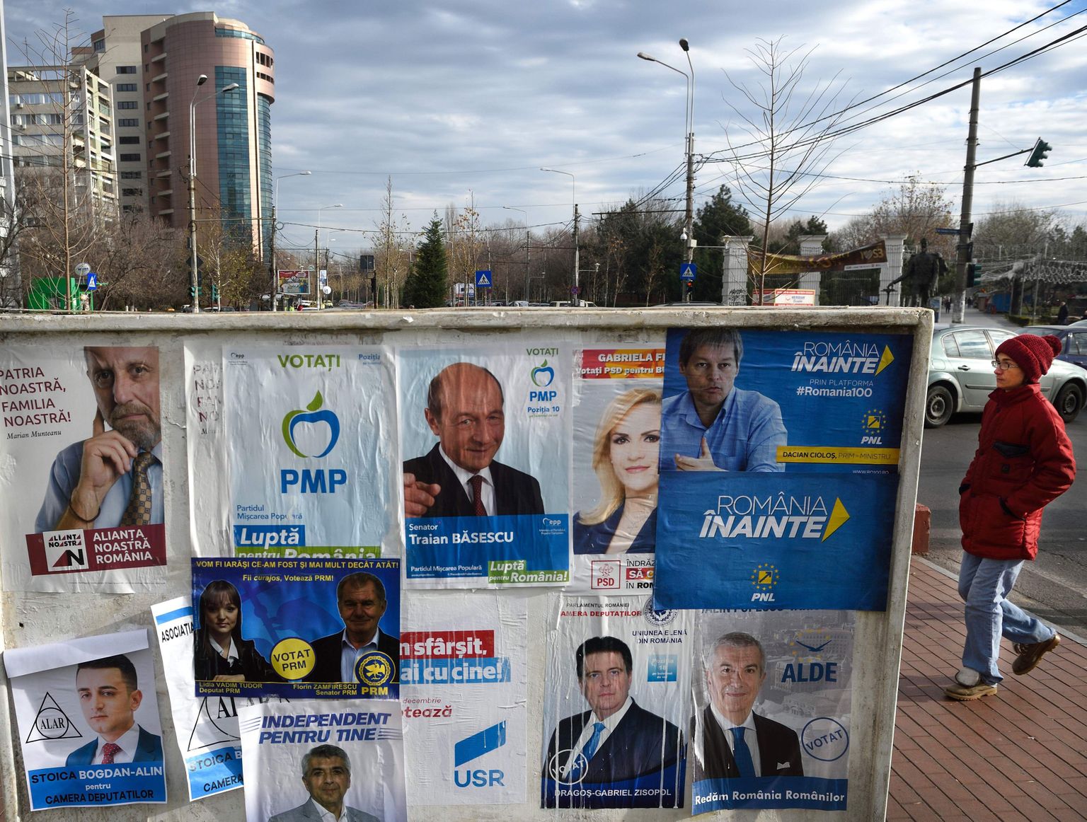 Valimisplakatid Rumeenia pealinna Bukaresti tänaval.