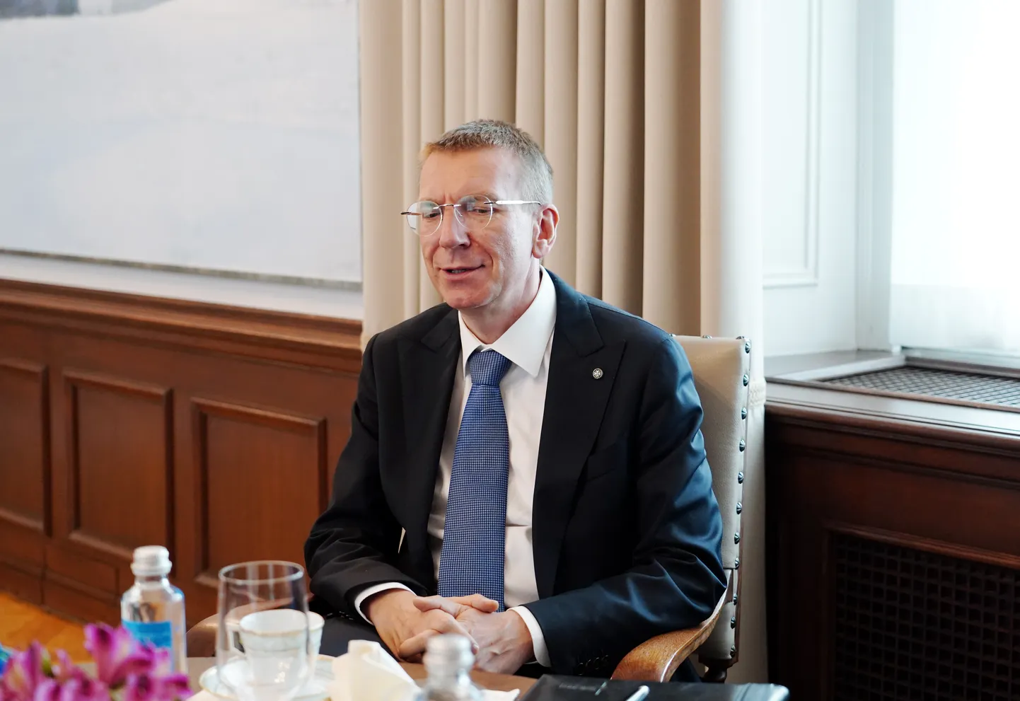 Valsts prezidents Edgars Rinkēvičs tikšanās laikā ar Latvijas Olimpiskās komitejas prezidentu Rīgas pilī.