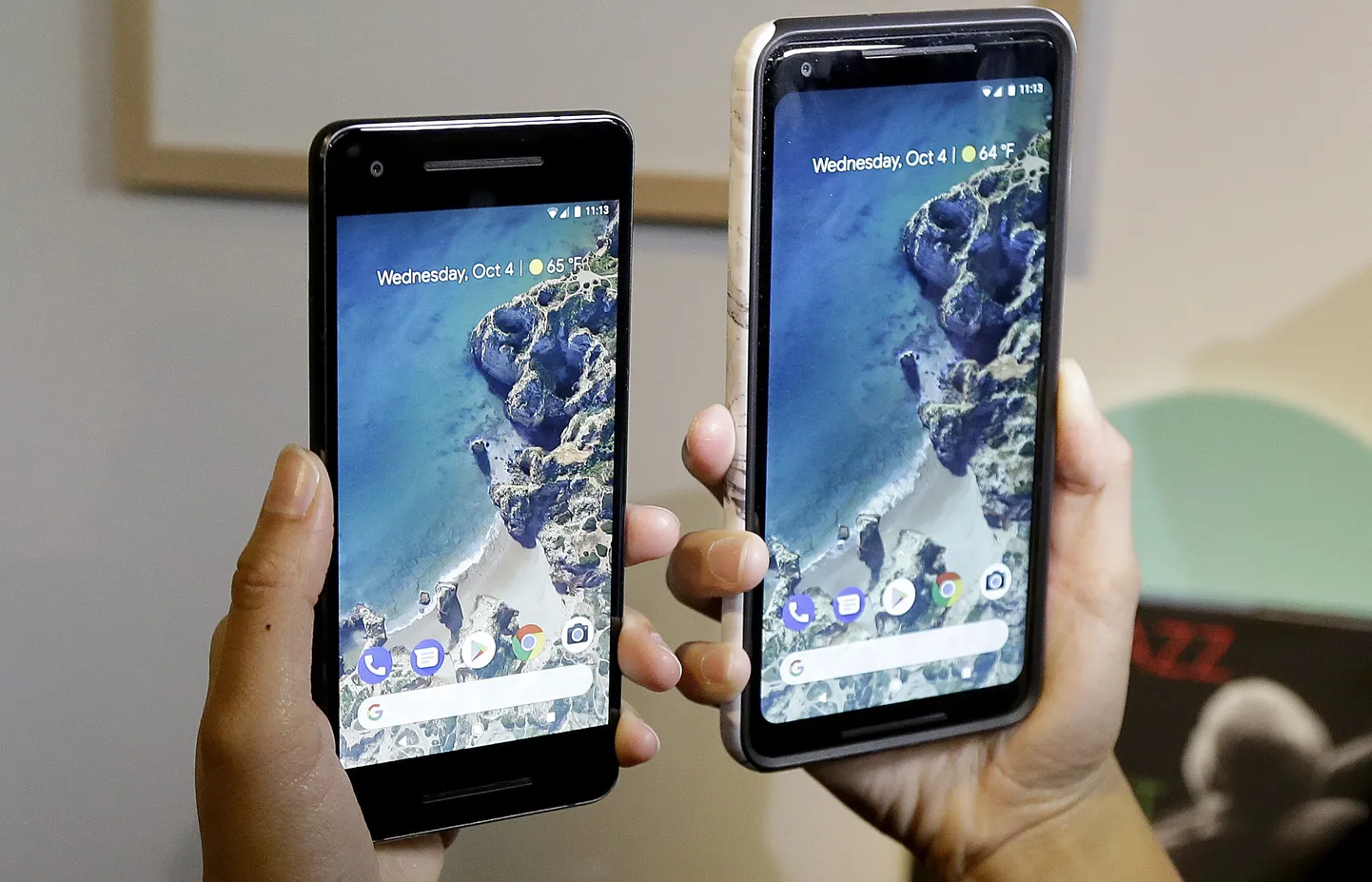 Google Pixel 2 (vasakul) ja Pixel 2 XL (paremal.