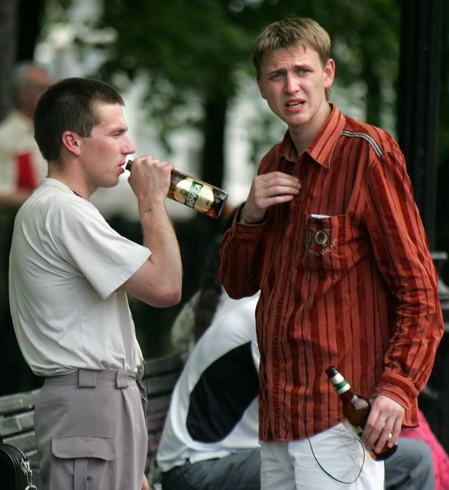 Õllepudelitega mehed ühes Moskva pargis.